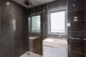 Master ensuite- click for photo gallery